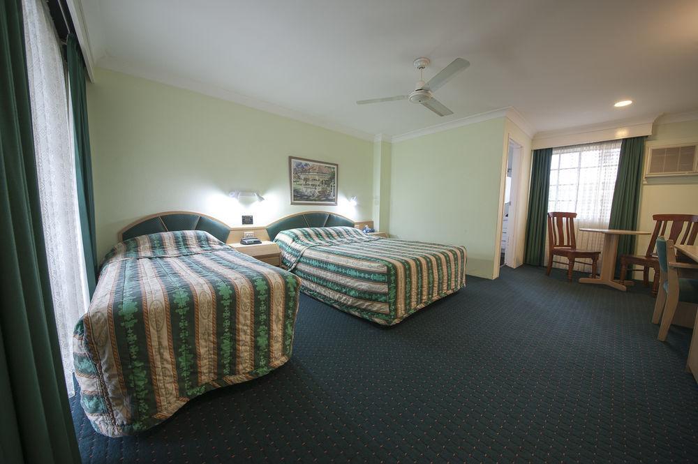 Colonial Terrace Motor Inn Raymond Terrace Exterior foto